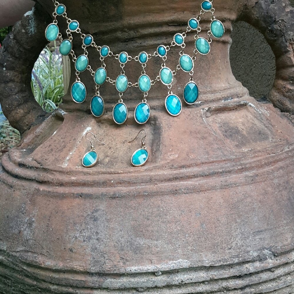 A turquoise gemmed necklace and earrings